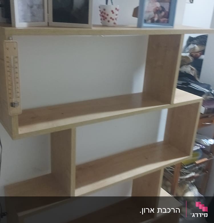 מדף עץ עם מד טמפרטורה מחובר בצד